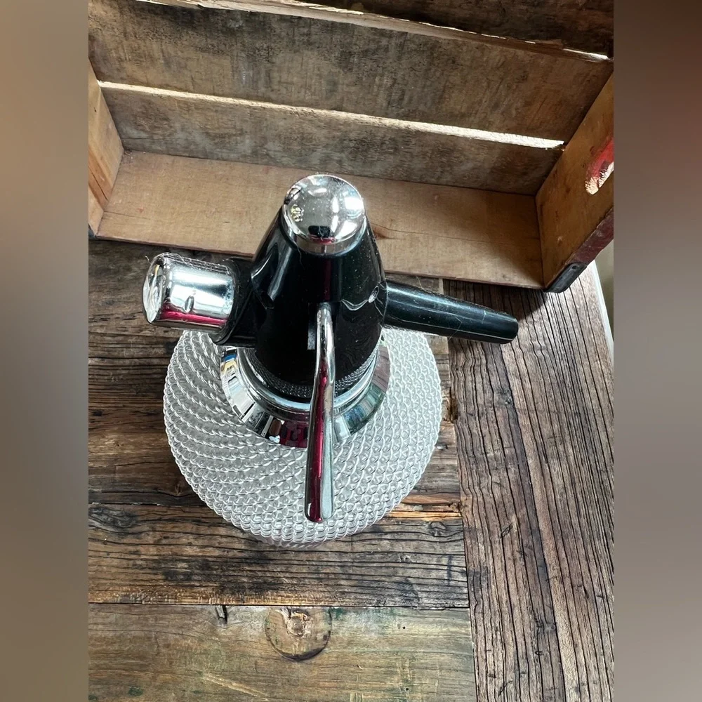 Vintage Classic Soda Siphon Seltzer Glass Bottle with Wire Mesh